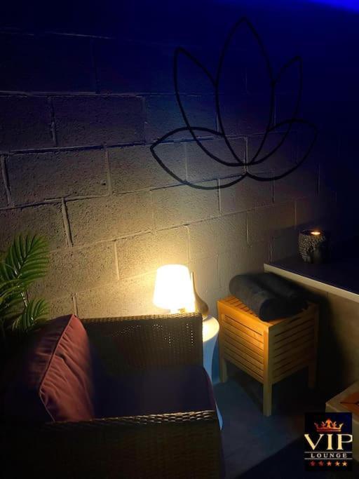 Vip Lounge Appartement Avec Jacuzzi Et Jardin Andenne Bagian luar foto